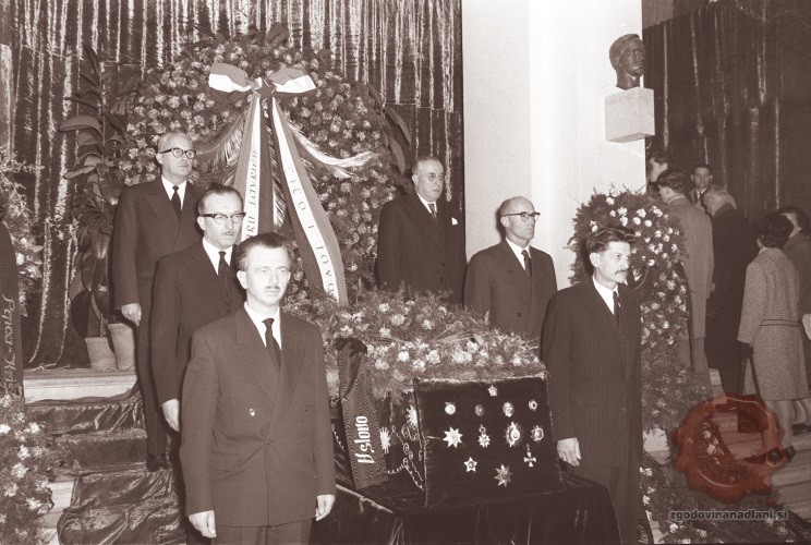 Pogreb Božidarja Lavriča, časna straža ob krsti v avli Univerze, 18 november 1961. Foto: Jože Gal, Večer.