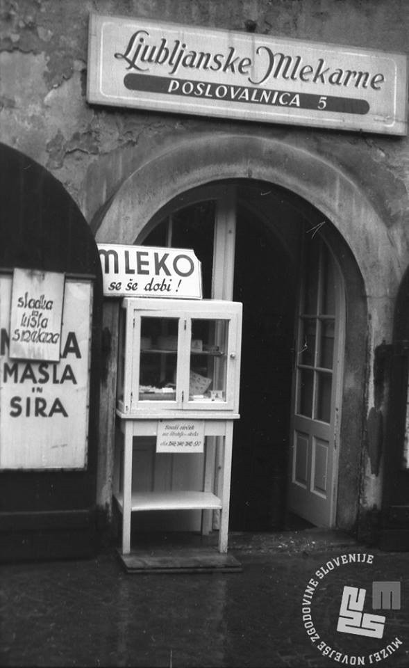 Poslovalnica Ljubljanskih mlekarn aprila 1958. Foto Edi Šelhaus. Hrani Muzej novejše zgodovine Slovenije v zbirki časopisne hiše Delo.