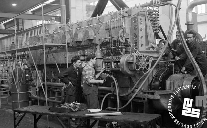 Preizkušanje novih dizelskih motorjev v tovarni Litostroj leta 1961. Foto Miloš Švabič. Hrani Muzej novejše zgodovine Slovenije.