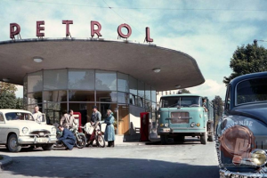 Bencinska črpalka Petrol na Tržaški cesti iz leta 1958. Foto Milan Pogačar, iz zbirke Exportprojekt, hrani MNZS.