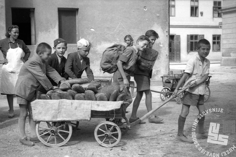 FS2585_16 Razdeljevanje kruha šolski mladini, Ljubljana, 30. 6. 1945, foto Milan Kranjc. Fotografijo hrani Muzej novejše zgodovine Slovenije.jpg