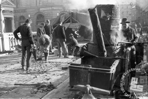 FS2986_5 Obnovitvena dela na Tromostovju, Ljubljana, 12.12.1945. Foto Rudi Vavpotič. Hrani Muzej novejše zgodovine Slovenije.jpg