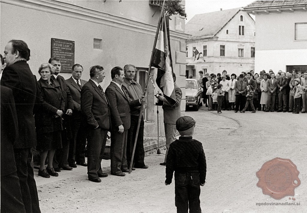 Ob odkritju spominske plošče v Novi vasi na Blokah 15.11.1981. Vir: stareslike.cerknica.org.