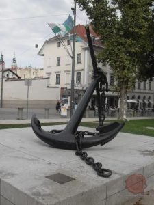 Spomenik sidro na ljubljanskem Kongresnem trgu. Foto: Danijel Osmanagić.