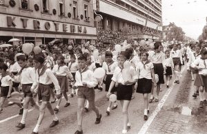 Prvomajski sprevod v Ljubljani leta 1961. Foto: Jože Gal, Večer, objavljenoa na Wikipedia.