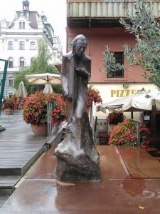 Kip Mahlerja na hribarjevem nabrežju v Ljubljani. Foto Danijel Osmanagić.