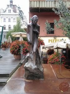 Kip Mahlerja na hribarjevem nabrežju v Ljubljani. Foto Danijel Osmanagić.
