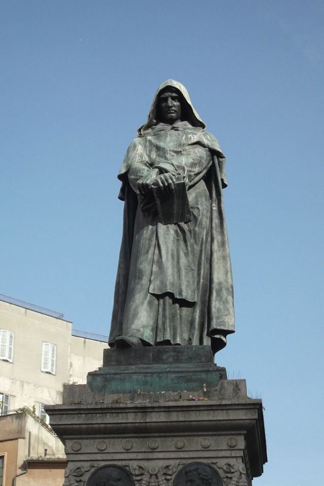 Bronasti spomenik posvečen Brunu na rimskem trgu, kjer je bil usmrčen (kipar Ettore Ferrari, 1889). FOTO Wikipedia