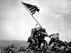 Fotografija postavljanja zastave ZDA na griču Suribachi na otoku Ivo Džima je postala simbol ameriške zmage nad Japonsko na Pacifiškem bojišču, FOTO Wikipedia