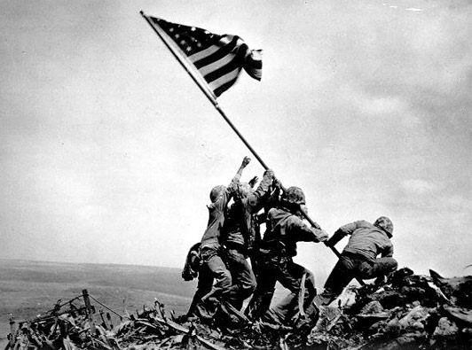 Fotografija postavljanja zastave ZDA na griču Suribachi na otoku Ivo Džima je postala simbol ameriške zmage nad Japonsko na Pacifiškem bojišču, FOTO Wikipedia