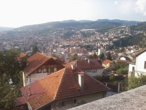 Pogled z sarajevskega rajona Bistrik na mestno Vijećnico, ki je med obleganjem popolnoma pogorela (FOTO Danijel Osmanagić)
