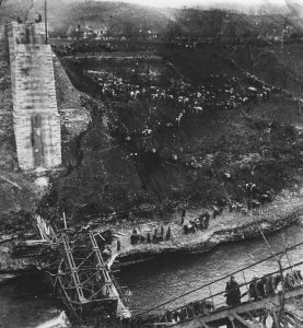 Borci 9. dalmatinske divizije prenašajo ranjence preko Neretve, marec 1943, foto Wikipedia