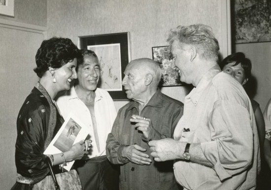 Pablo Picasso (v sredini) leta 1962 (FOTO Wikipedia)