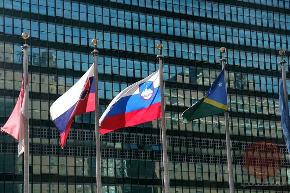 Slovenska zastava pred sedežem ZN-a v New Yorku, FOTO Wikimedia