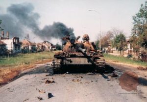 Onesposobljeni JLA tank T-55 v Vukovarju (FOTO: Wikipedia)