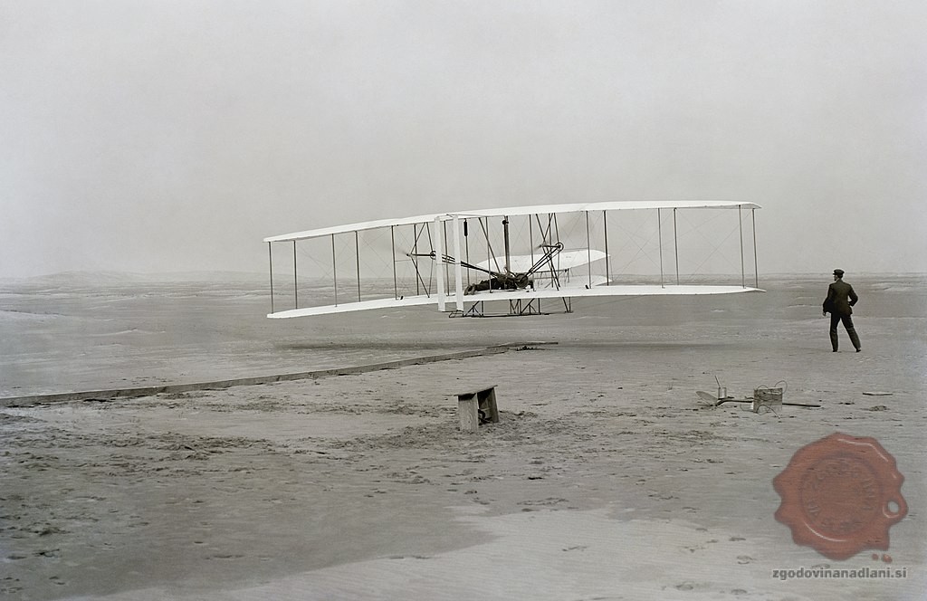 Zgodovinski 17. december 1903 – Orville pilotira, brat Wilbur pa teče ob letalu (FOTO: Wikipedia)