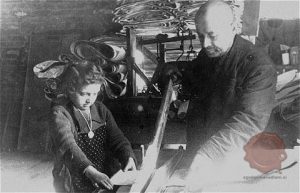 Tudi najmlajši so morali delati – na sliki prizor iz tovarne papirja, FOTO Wikipedia