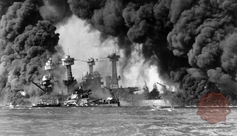 Goreče ameriške ladje tekom napada na Pearl Harbor, FOTO: Wikipedia