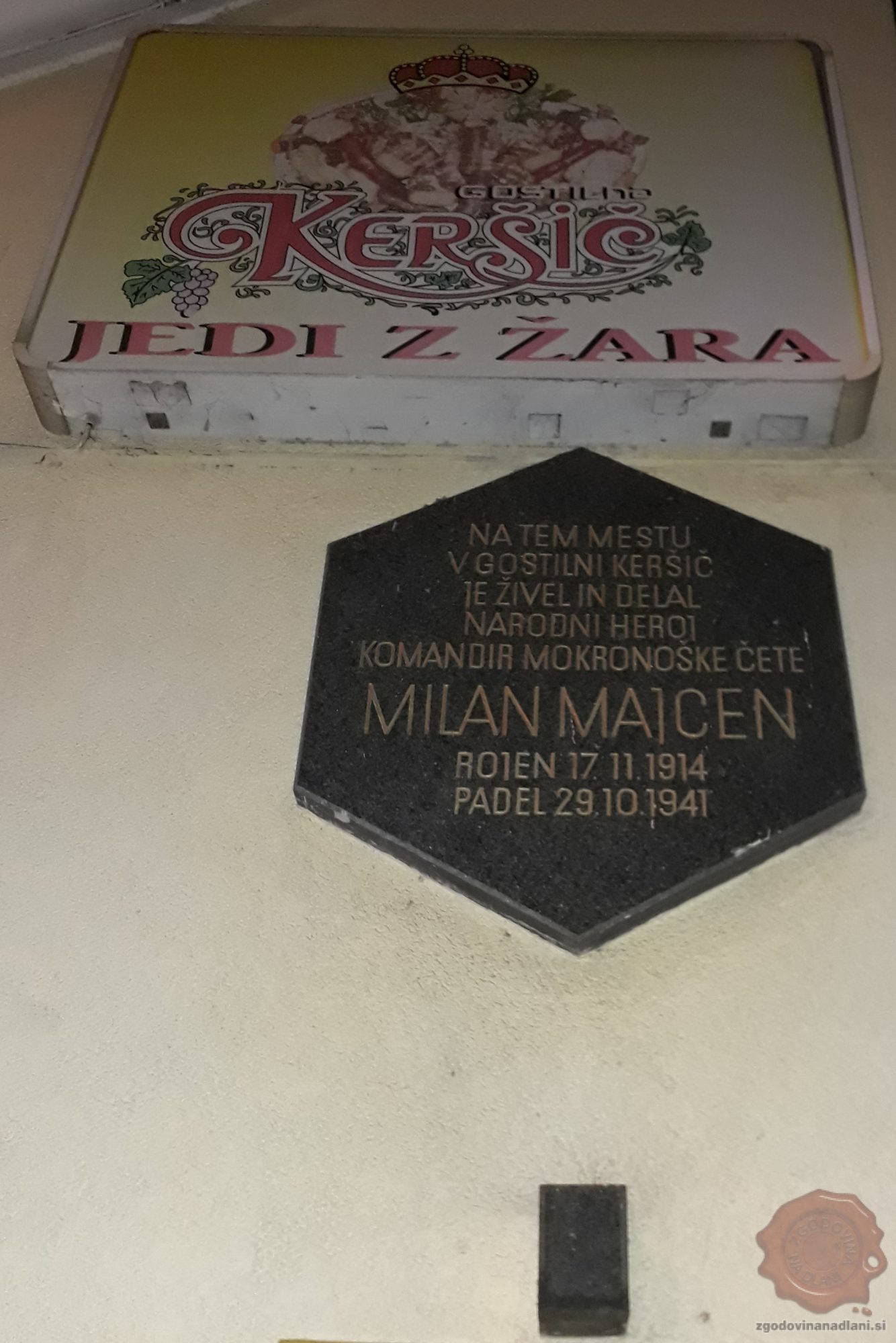 Spominska plošča Milanu Majcnu na gostilni. Foto: Aleš Šafarič.
