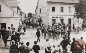 Sprevod sokolov po današnji Frankopanski ulici 11.9.1932. Stavba Keršiča je na levi, zadaj je gostilna Reininghaus.