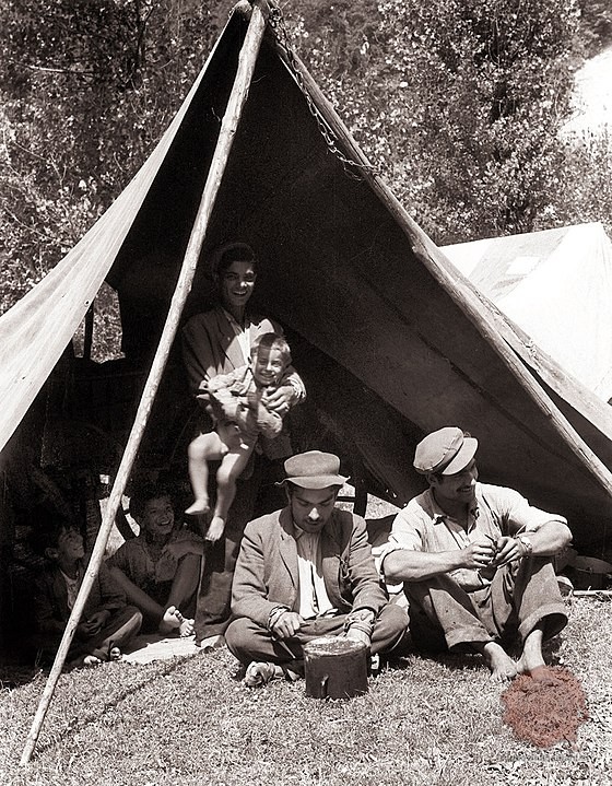 Romska družina v Sloveniji leta 1958. Foto: Wikipedia.