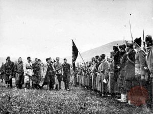 Tito preglejuje I. Proletersko brigado v Bosanskem Petrovcu (april 1942) – FOTO: Wikipedia