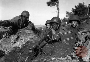 Ameriški vojaki na okopih novembra 1950. Vir: wikipedia.