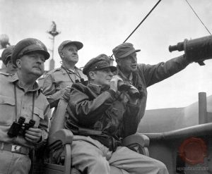 Douglas MacArthur septembra 1950. Vir: wikipedia.