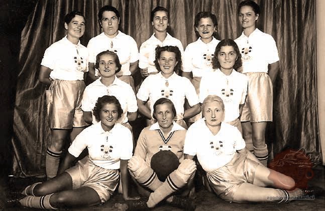 Ženski nogometni klub Zagreb leta 1939, Marica Cimperman je zgoraj druga z leve. Vir: Eduard Hemar – Slovenci v hrvaškem športu, str. 50.