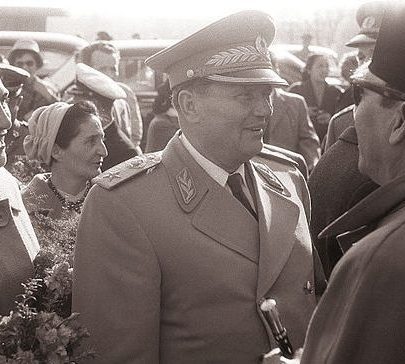 Josip Broz Tito z ženo Jovanko ob obisku Sukarna pred Postojnsko jamo leta 1960. Vir: Večer/wikipedia
