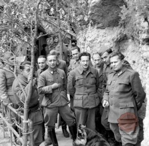 Tito s predstavniki britanske misije v Drvarju maja 1944. Foto: Slade, M J, hrani: Imperial War Museums (wikipedia).