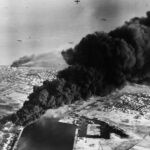 Dim iz gorečih naftnih rezervoarjev po zavezniškem napadu na Port Said 5. novembra 1956. Vir: Wikipedija.