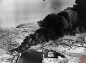 Dim iz gorečih naftnih rezervoarjev po zavezniškem napadu na Port Said 5. novembra 1956. Vir: Wikipedija.